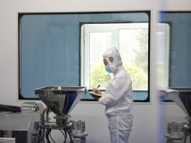 不負(fù)秋日好時(shí)光 ，亞歐廠里生產(chǎn)忙， 機(jī)器轟鳴干勁足，熱火朝天普新章！